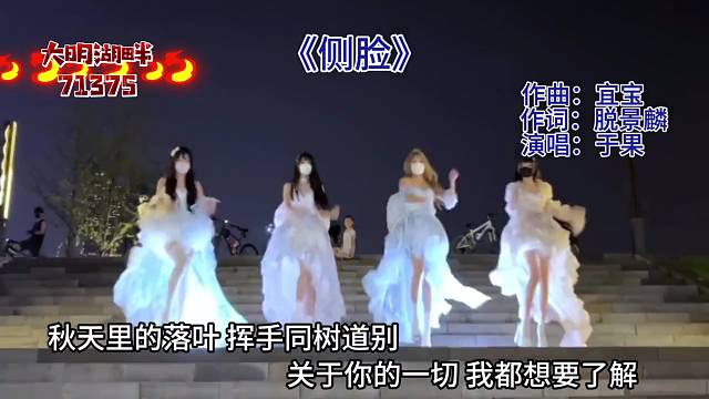 秋天里的落叶挥手同树道别
