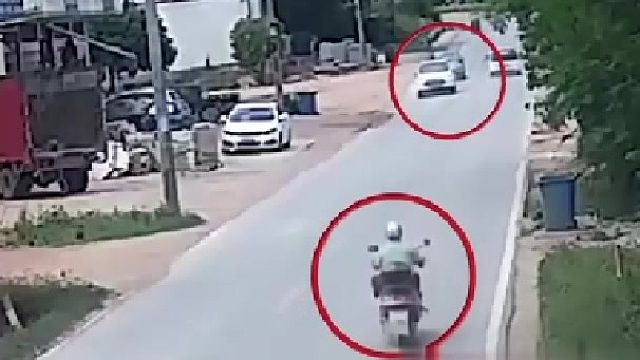 小车强行超车导致二轮车摔倒