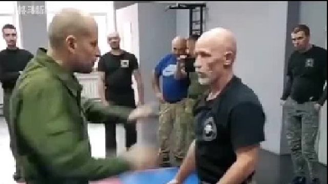 被抓衣领的如何快速反击，简单实用