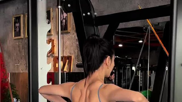 肩部训练—史密斯站姿杠铃提拉