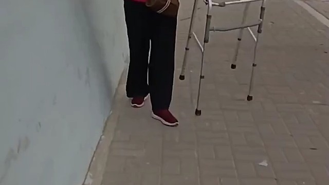 治疗小脑萎缩引起的共济失调，治疗方法多样，包括病因诊断、症状缓解、物理治疗、药物治疗等。