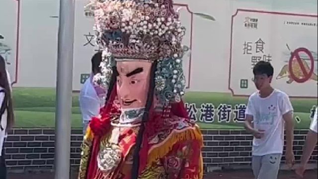 “神仙”下班入乡随俗，走累了扫个共享单车骑