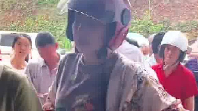 市民排长队买食盐，店主提醒市民不必抢盐囤盐：盐不涨价，都有盐，不要慌