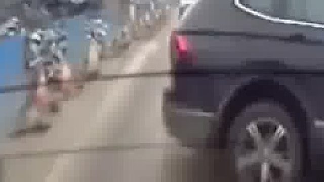 一个强超，一个不让超，事故就此发生！