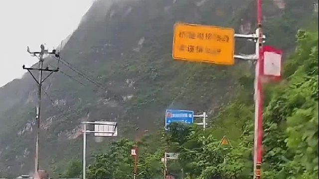 驾驶途中遇大落石，司机发现落石后立马倒车，倒车过程中又一石头从车前滚落