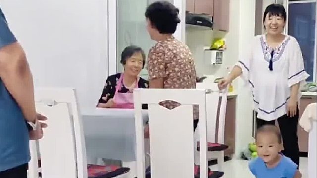 可爱小重孙学太爷爷走路，学的有模有样的，简直太可爱了