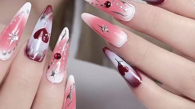 这个哥特甜心风的美甲也泰酷辣！确定不来一个嘛？