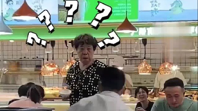 网友吃饭遇服务员小哥擦桌子，动作行云流水，惊呆路人