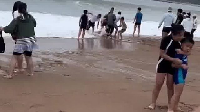 情侣海边拍照被浪潮卷进海里，万幸无伤亡！