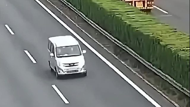 男子高速路上随地丢下烟头引燃绿化带！