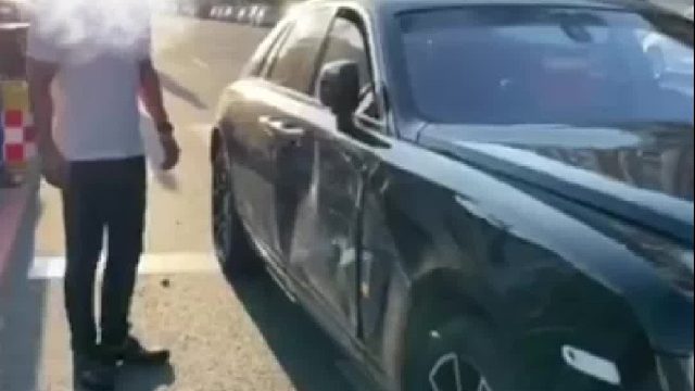 皮卡劳斯莱斯不慎发生事故！