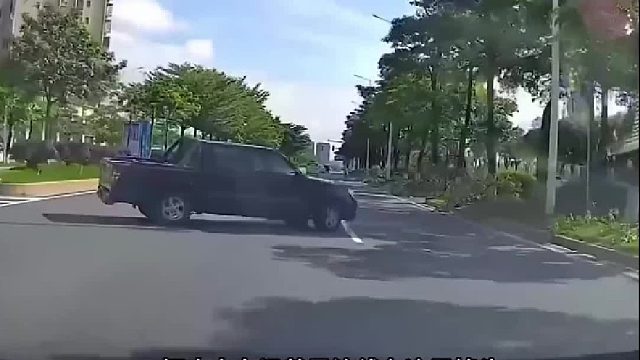 开车要谨慎认真观察路面！