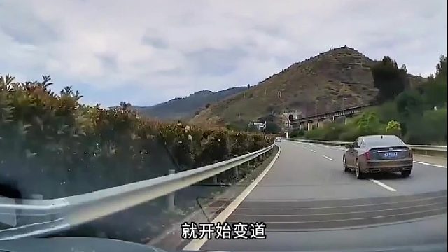 前面黑色小车转向灯也不打就变道，后方车辆避让不及结果.......
