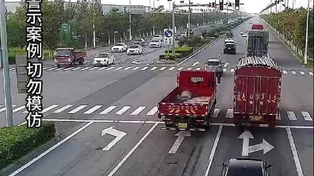 路口短短几分钟出了两事！