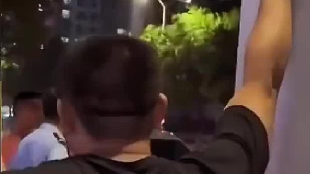 城管收走摊贩车钥匙离开，摊贩等到十点无法回家，民警打电话给城管让其归还。