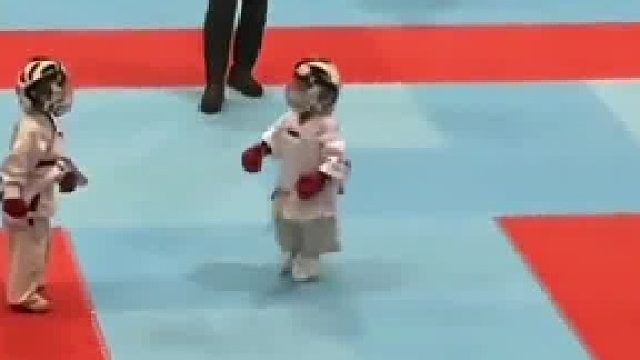 小朋友打跆拳道，小跳跃式前进！