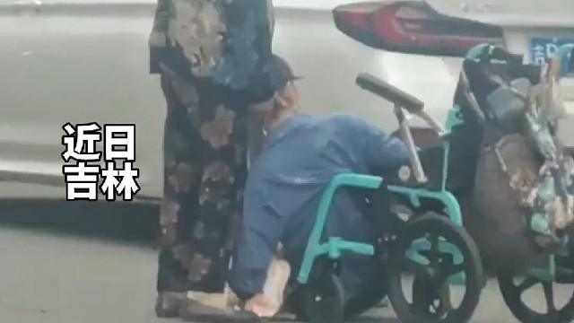 老人从轮椅上摔下老伴无力扶起，好心大爷拍照留证后立即伸出援手。