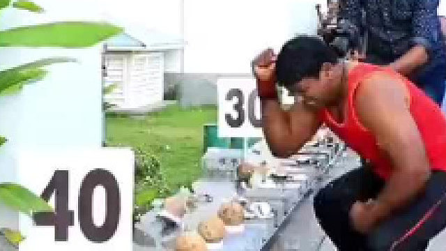 砸椰子世界纪录。