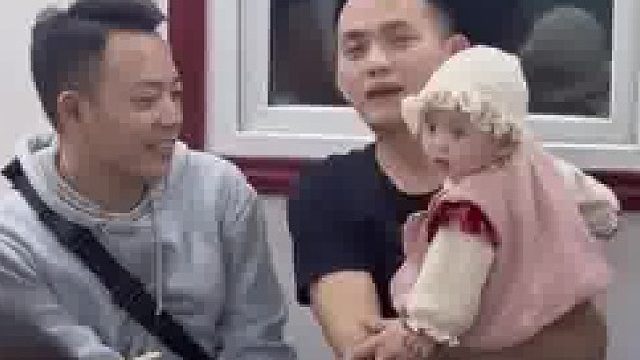 爸爸带着女儿跟自己的兄弟聚餐...