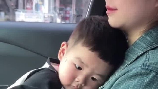 爸爸想问一下这个小孩什么情况……这是我的妈妈！谁都不能碰。