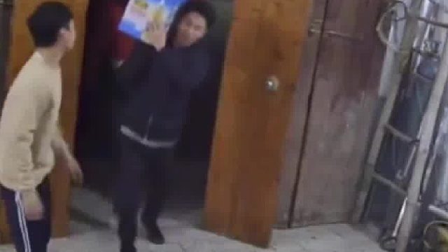 爸妈不在家小伙喊朋友来家中喝酒，眼尖小伙伴发现家中新装的摄像头那一刻他们眼中透露着清澈的愚蠢