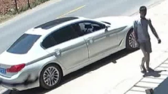 宝马车主店门口乱丢垃圾，店主与其来回周旋，网友：要做一个有素质的人。