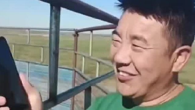 男子学马叫惟妙惟肖，马群听到后跟着嘶鸣