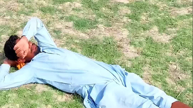 睡地上结果蛇来了_