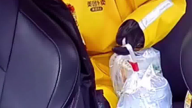 外卖小哥车坏了，避免处罚无奈打车配送