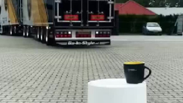 来，我表演个大卡车泡茶……