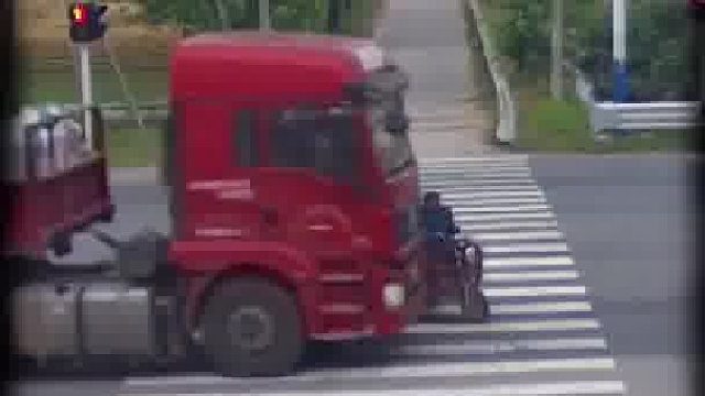 非机动车闯红灯被撞老人这个代价可真不小