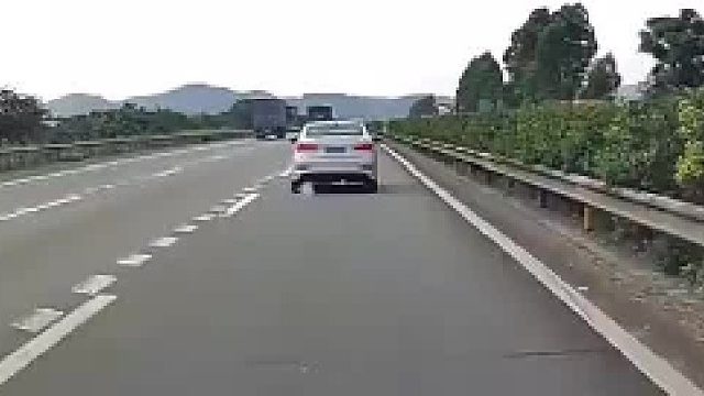 高速公路上正常行驶的前车，突然排除出一大团烟雾