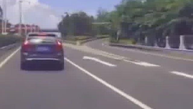 高速路上紧急刹车变道，后方车主：没有自主刹车就撞上了