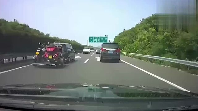 还好没有波及到面的车……