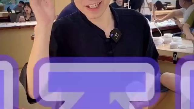 一样的春彩翡翠手镯不一样的美，你更喜欢哪一款？