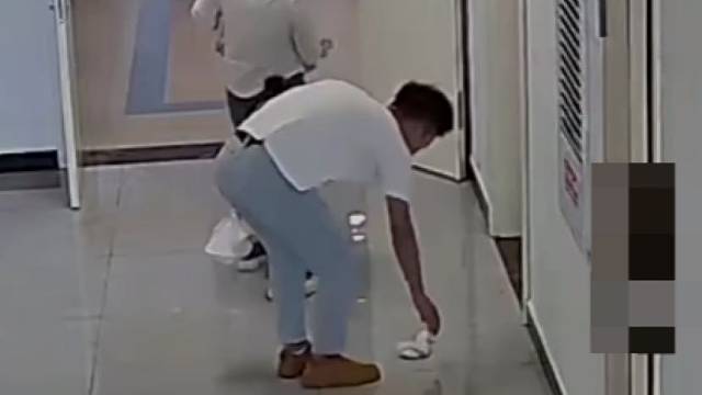 小夫妻拾金不昧笑得真好看