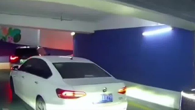 女子在拉链式路段抢行，上一秒还很得意，下一秒傻眼了……_