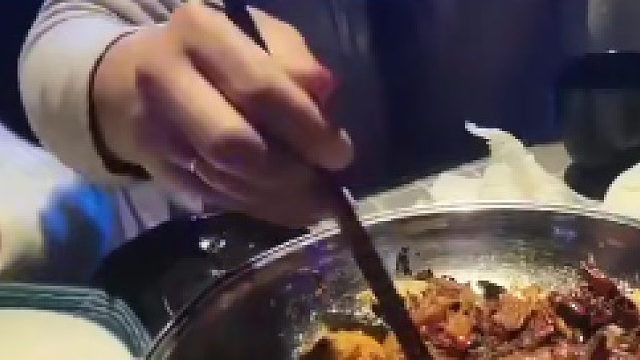 和这样的人一起吃饭，该怎么暗示她不要挑来挑去？