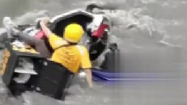 路面积水严重外卖小哥不慎摔倒被车压着起不了身路人看到后跑上前帮忙