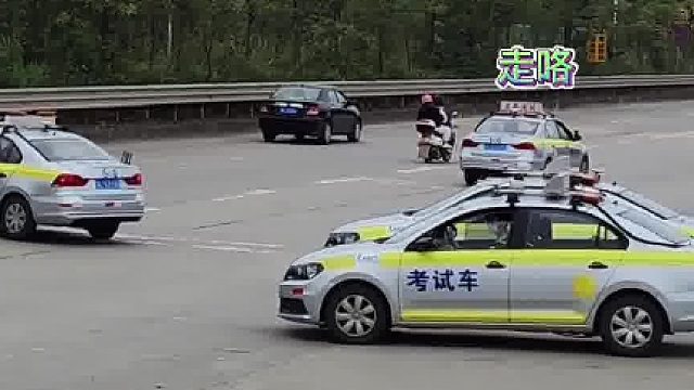 出门要么胆大，要么停车等待找机会。优柔寡断、要走不走必定出不了大门！网友：哪里有这样开车的，横跨几条道！