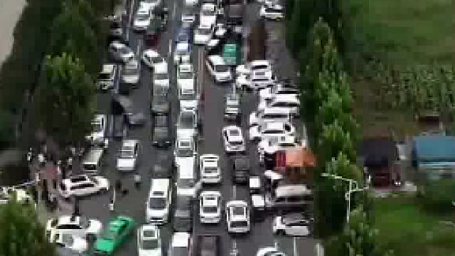 近千辆私家车接学生放学，校门口整条街被堵了有500米长，家长：得堵一两小时，希望能错峰放学