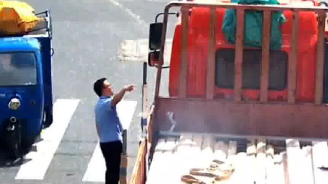 警员不经意一瞥，发现货车冒白烟，马上上前提醒，帮忙消除隐患