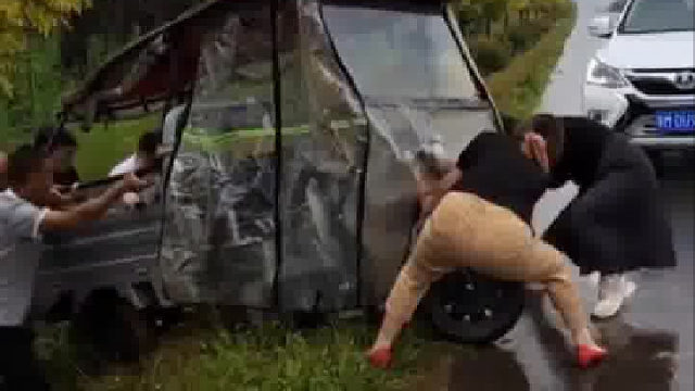 两位老人回家途中因路面湿滑不慎翻车，路过的好心人纷纷伸出援手