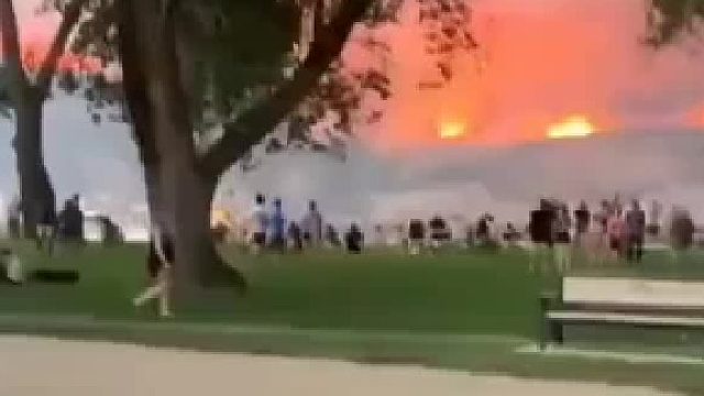 如此隔岸观火，真把大火当程风景线了……