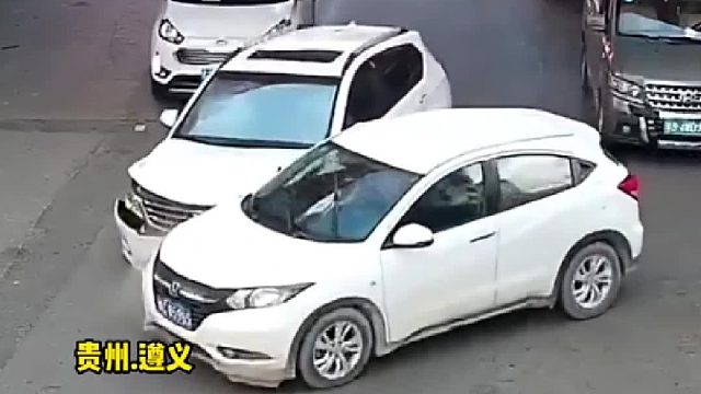 跨越双黄实线强行超车，致两车相撞超车驾驶员全责！