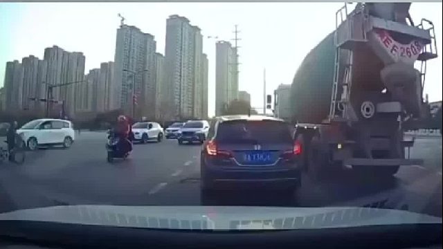 撞他看来车里坐着大哥呢，不惯着前车！