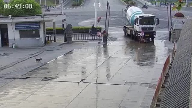 电动自行车一定注意转弯大型车辆！