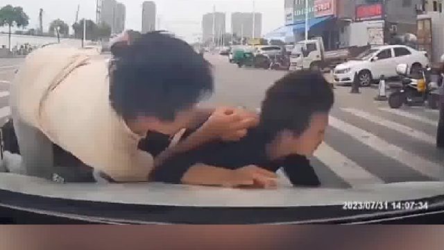 摩托车横穿马路口结果撞上正常行驶的小车！