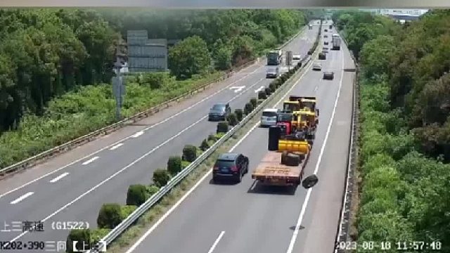 “天降横祸”小车遭殃抛锚车道！