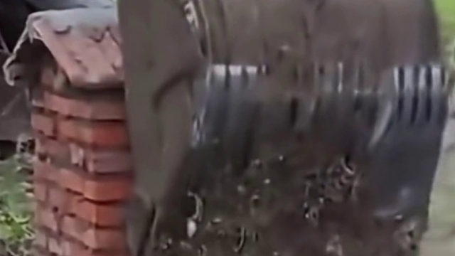 挖掘机神操作，一铲子把狗窝拆了